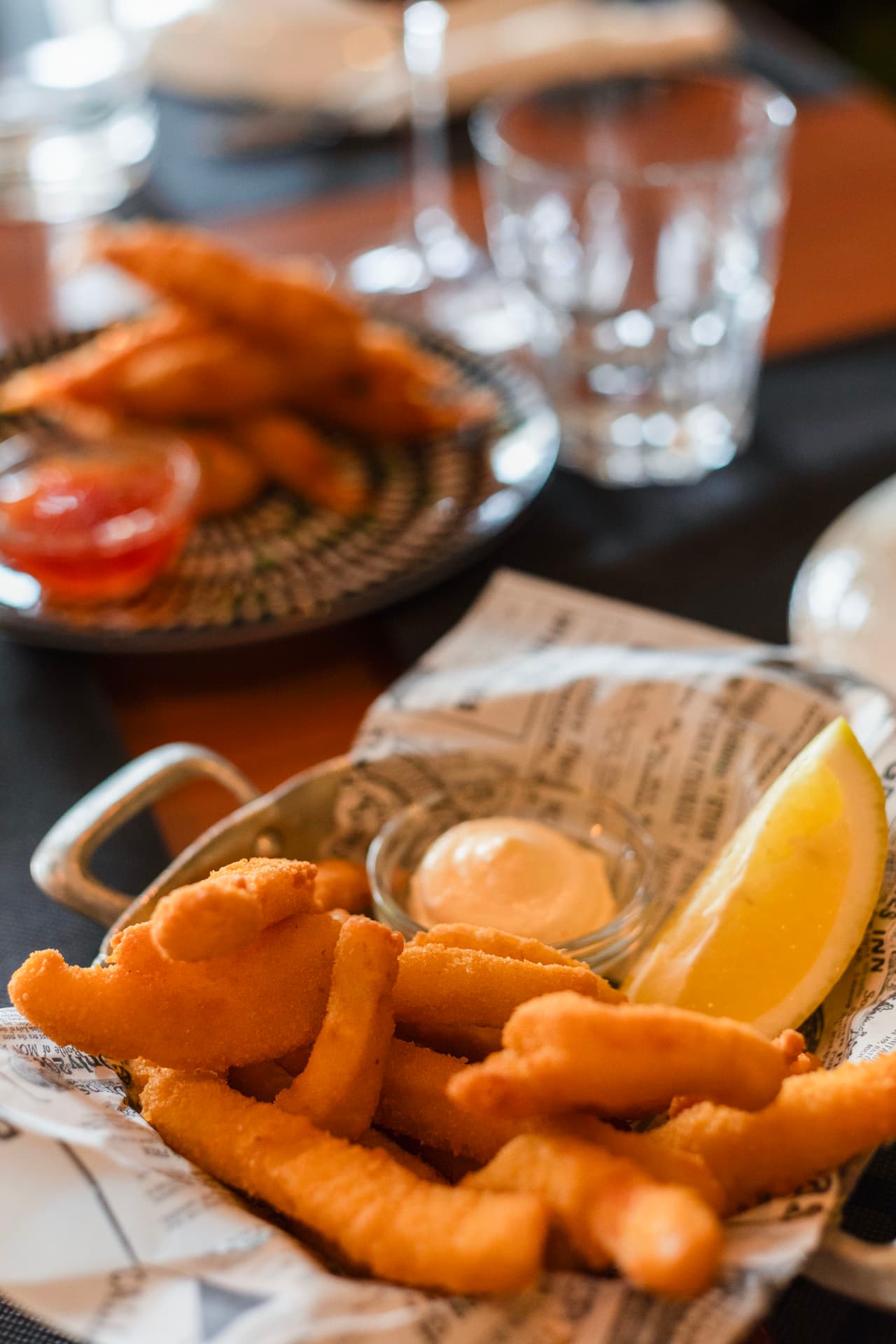 Petiscos fritos com molho e limão no Coral Food & Wine