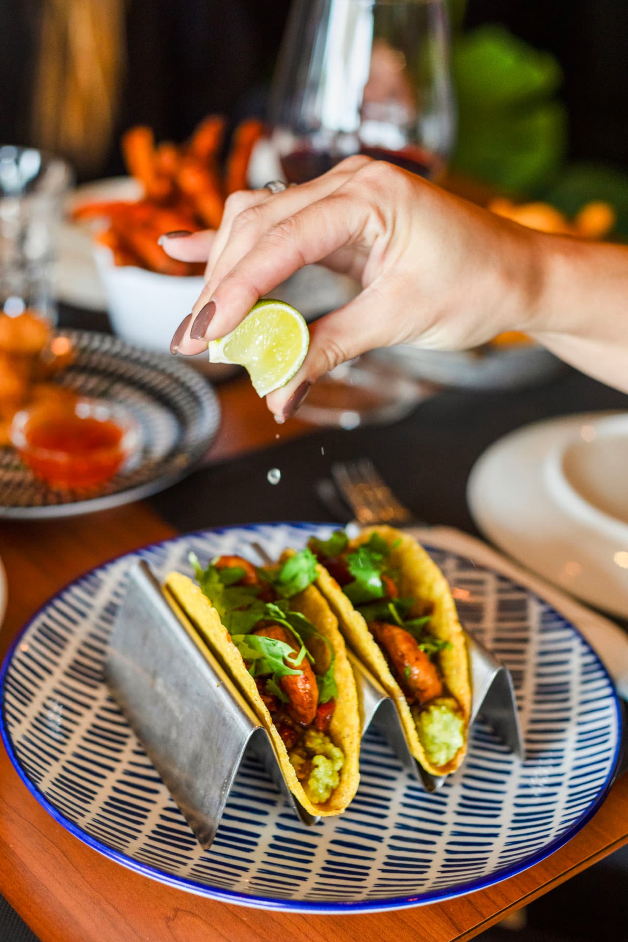Tacos com lima e batata-doce frita no Coral Food & Wine