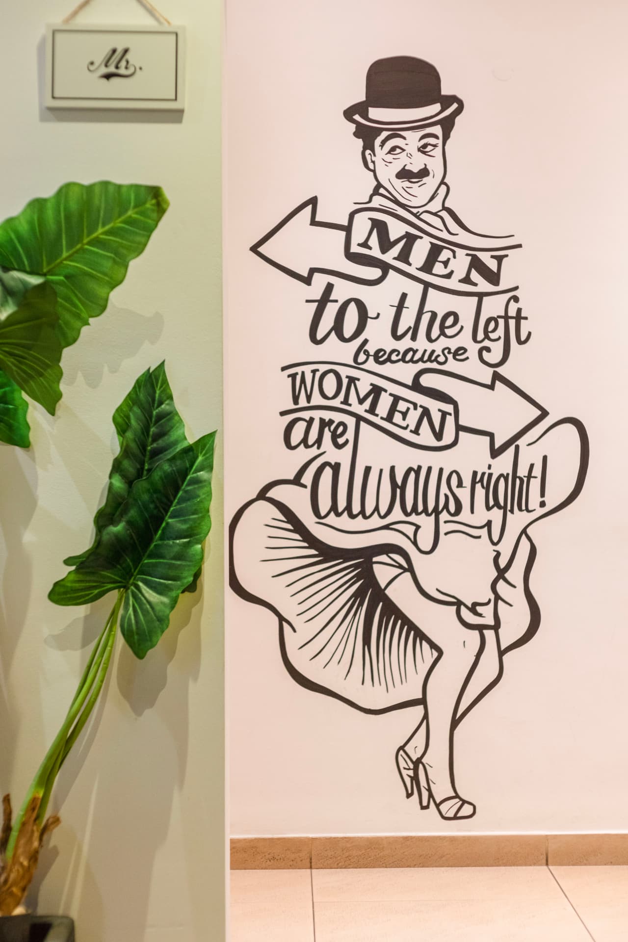 Mural ilustrado no interior do Coral Food & Wine em Quarteira