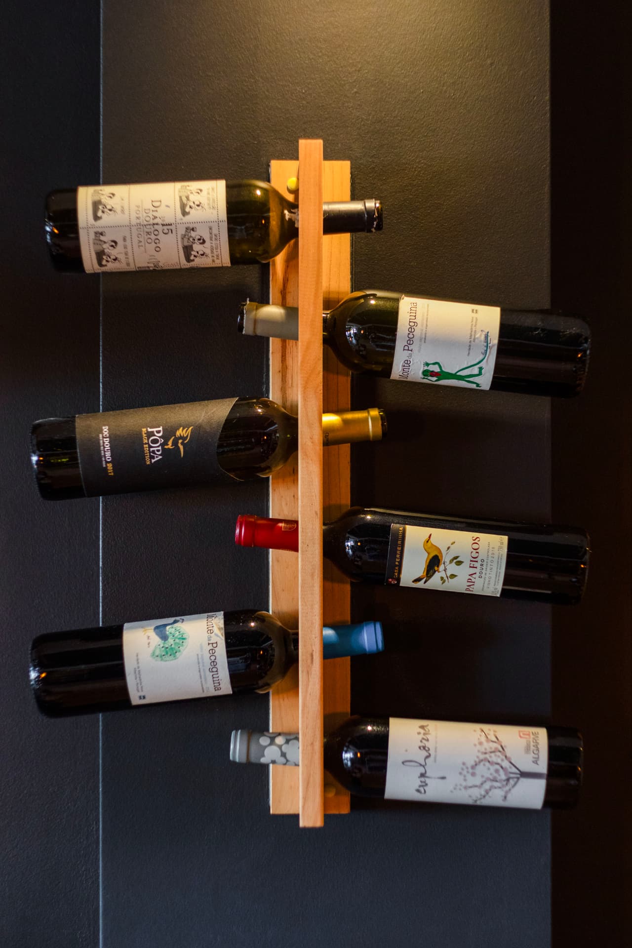 Suporte vertical com vinhos portugueses no Coral Food & Wine