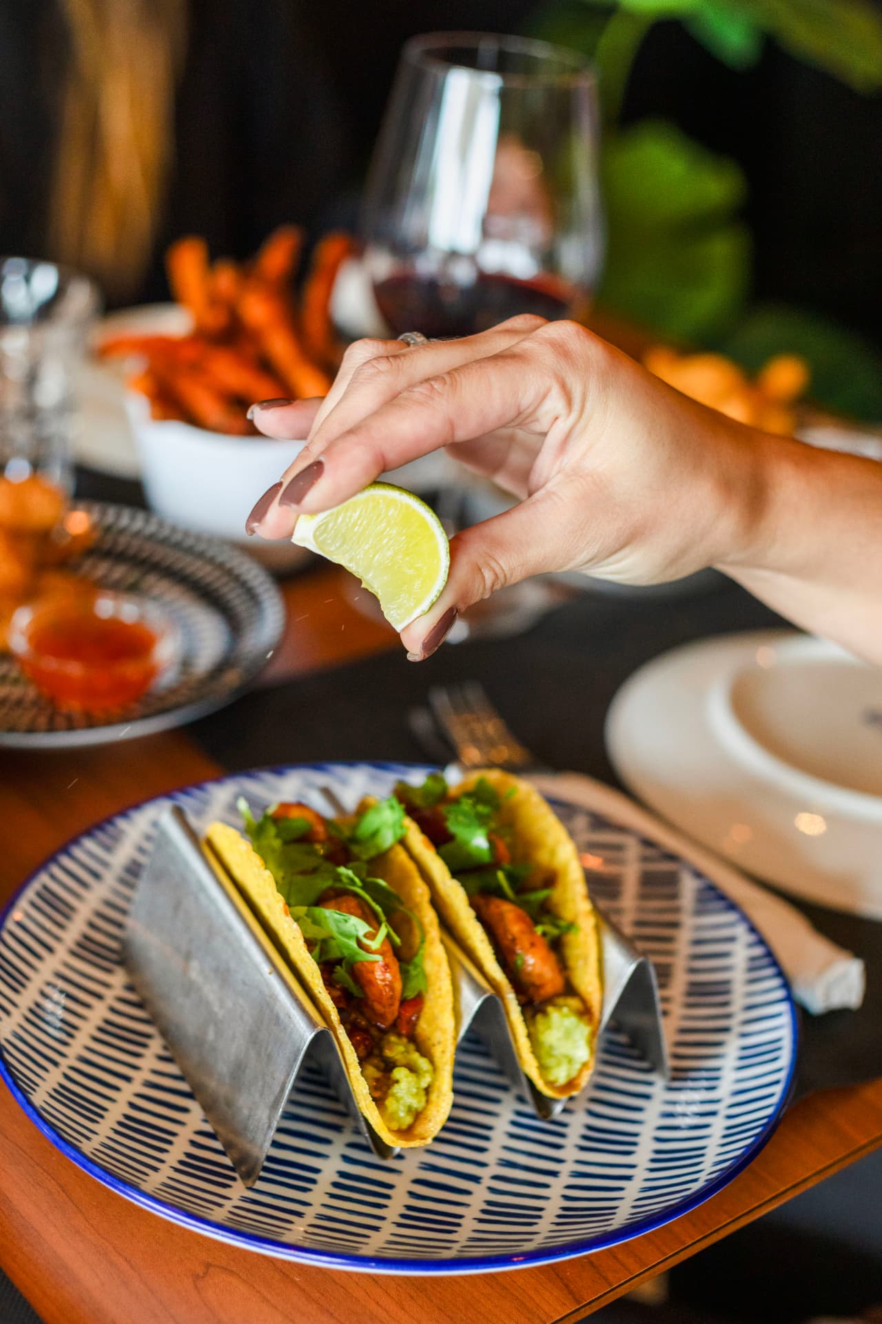 Tacos com lima acabada de espremer no Coral Food & Wine