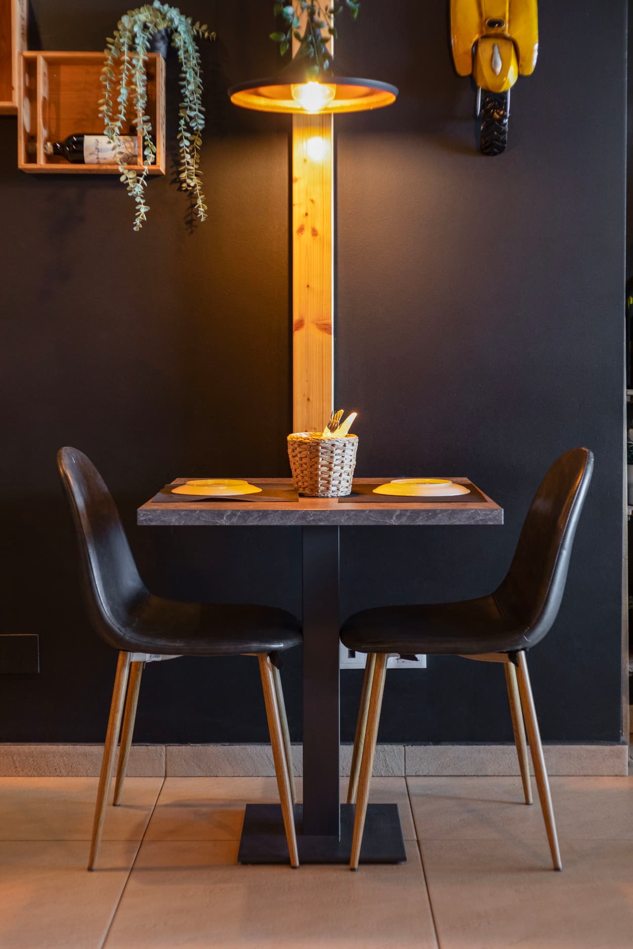 Mesa posta para dois no Coral Food & Wine em Quarteira