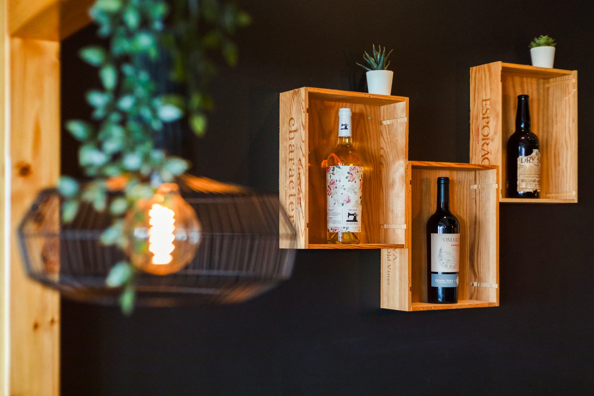 Caixas de vinho usadas como prateleiras decorativas no Coral Food & Wine