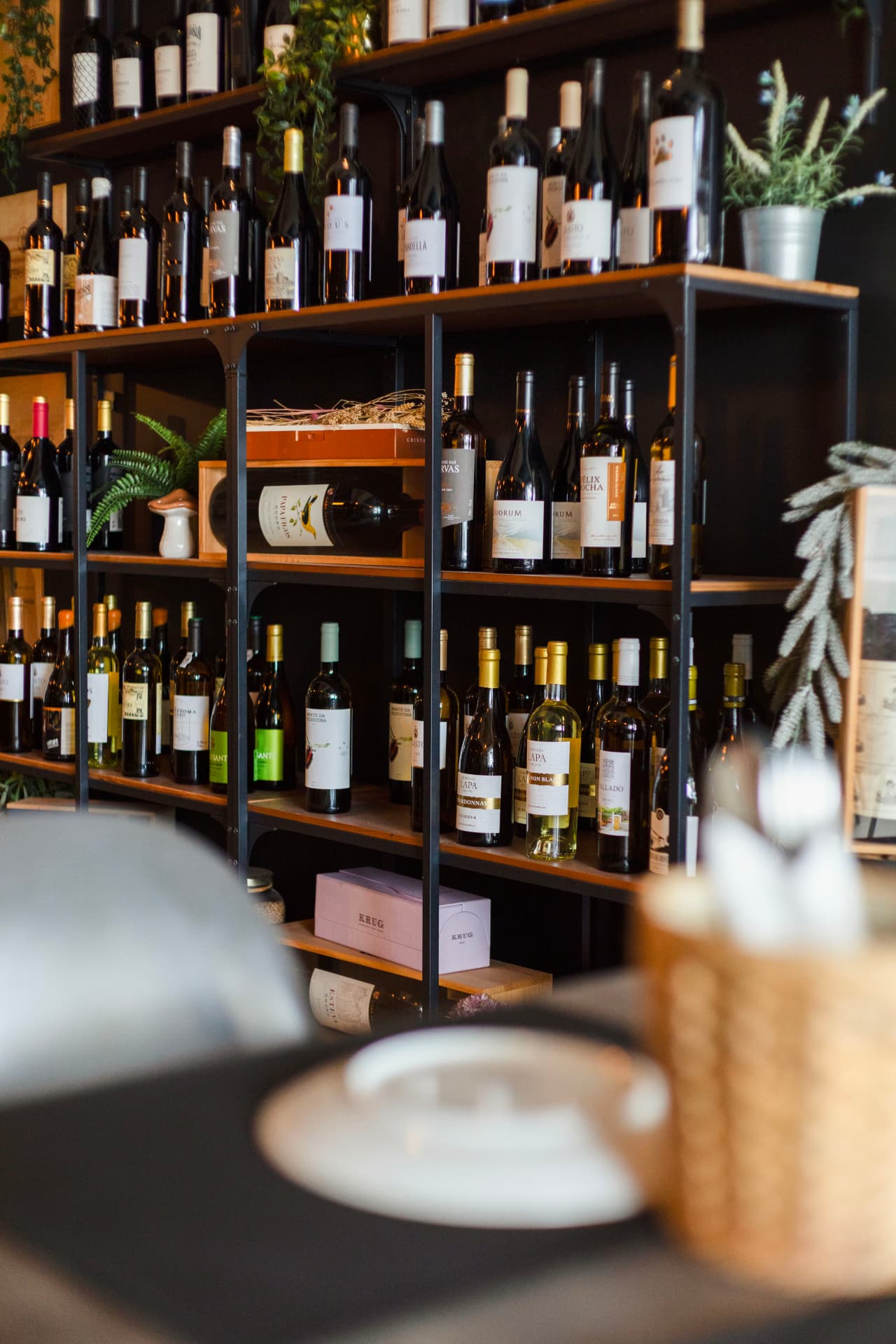 Estantes com dezenas de vinhos portugueses no Coral Food & Wine