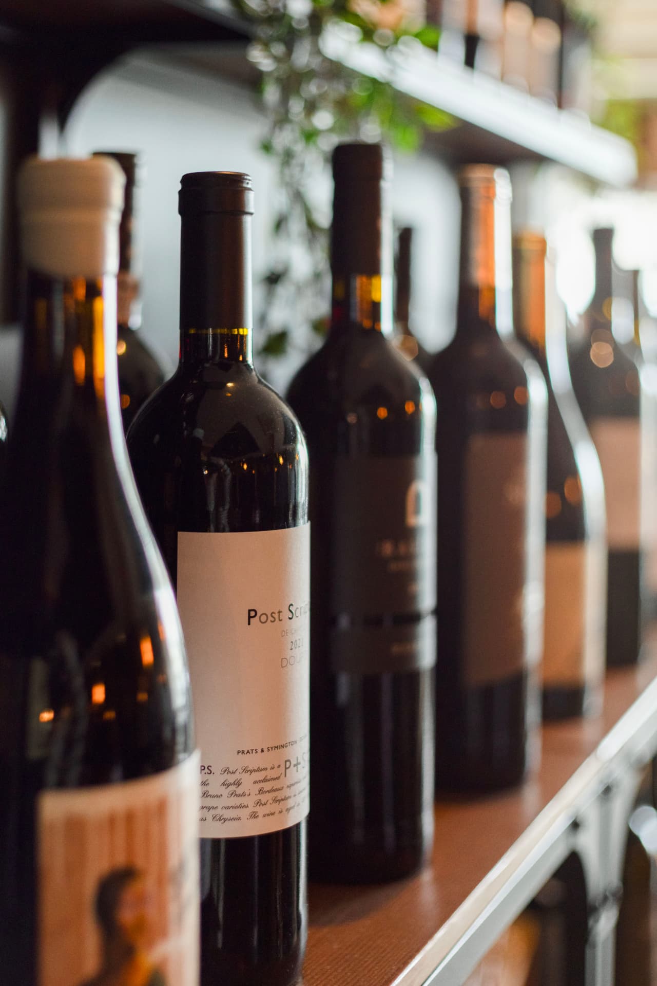 Garrafas de vinho tinto do Douro em exposição no Coral Food & Wine