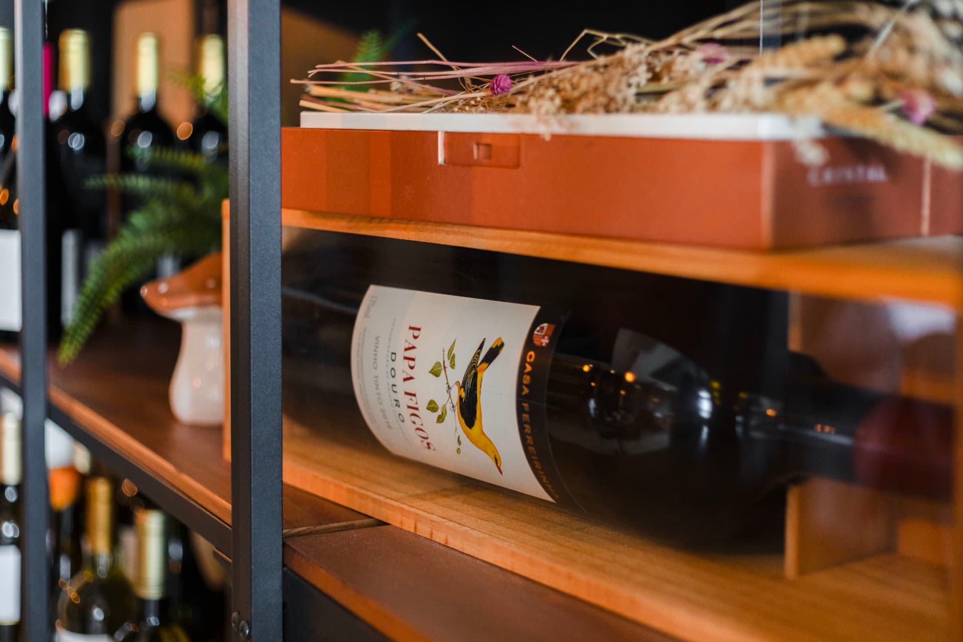 Papa Figos Douro na prateleira de madeira do Coral Food & Wine